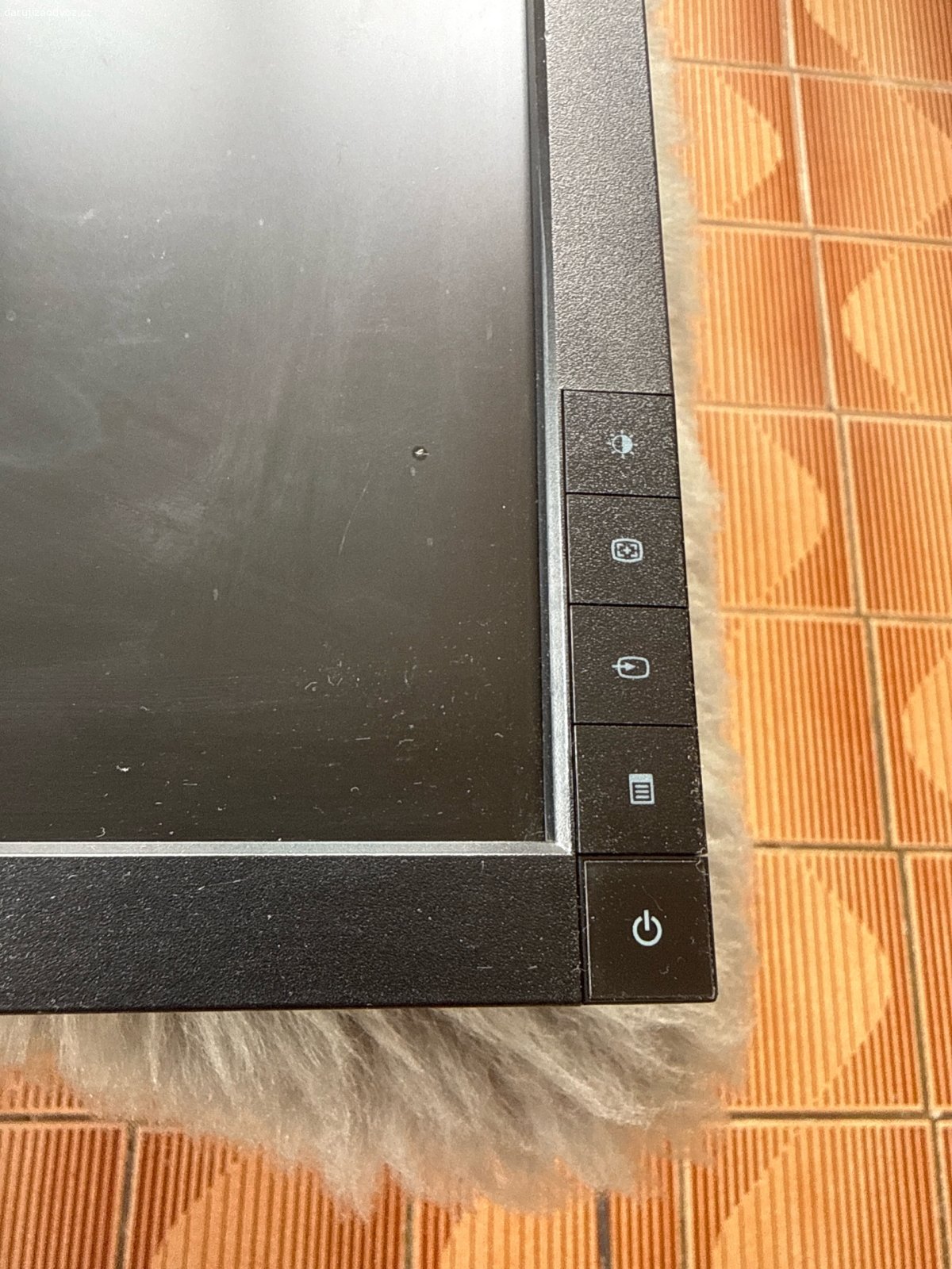 Monitor DELL 2209WAf. Monitor je použitý, sundaný z držáku VESA 100 X 100, plně funkční, bez stojanu, úhlopříčka 22”, USB hub, connectivita DVI-D, D-SUB, 4x USB 2.0, součásti napájecí kabel 230 V. Nativní rozlišení: 1680x1050, Doba odezvy: 5 ms, Velikost bodu: 0,282, Úhly pohledu: 178/178. Váha 7,9 kg.