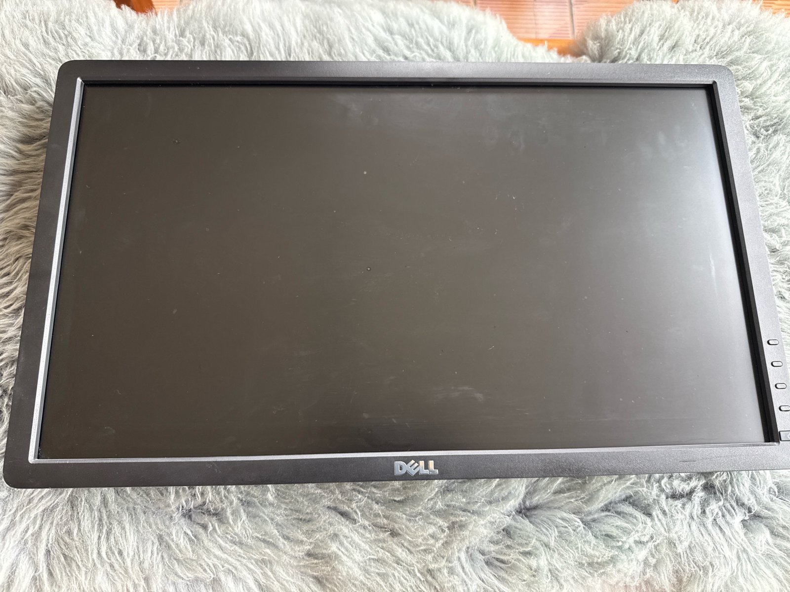 Monitor DELL P2212Hb. Monitor je použitý, sundaný z držáku VESA 100 X 100, plně funkční, bez stojanu, úhlopříčka 22”, USB hub, connectivita DVI-D, D-SUB, 2x USB 2.0, součásti je napájecí kabel 230 V. Nativní rozlišení: LED 1920x1080, poměr stran 16:9, doba odezvy 5ms, úhly pohledu: 170/160. Váha 3,3 kg.