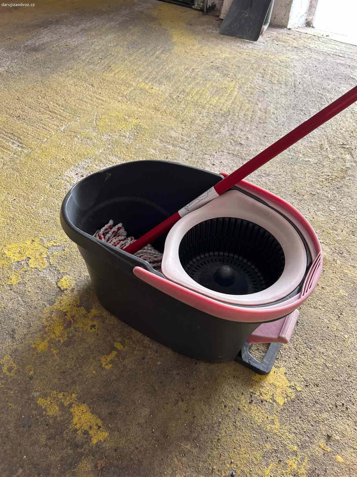 Mop a kbelík. Daruji starší mop a kbelík. Mechanismus pro rotační ždímání funguje, ale mop již není původní.