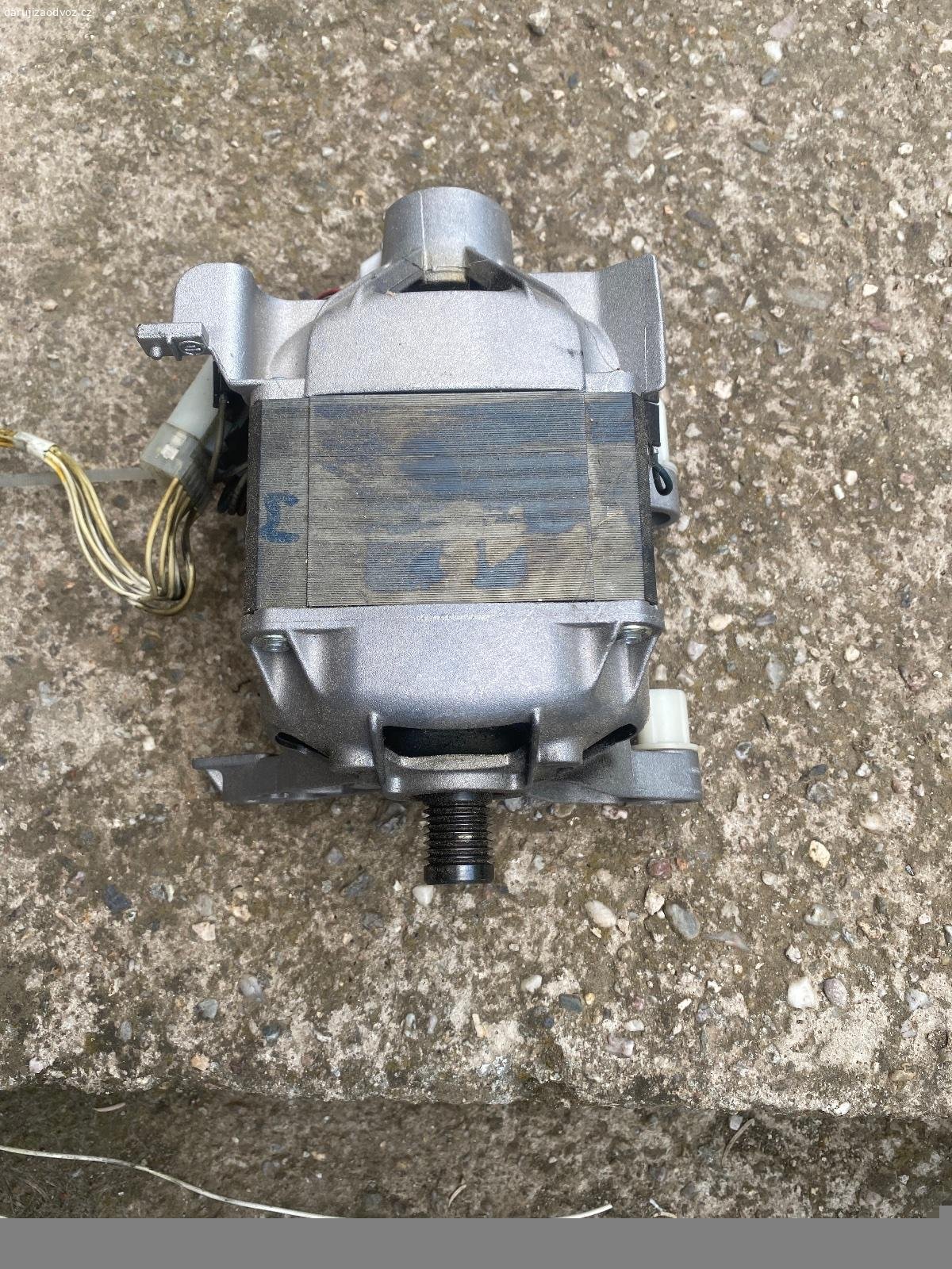 Motor z pračky Whirlpool AWO 9561. Daruji za odvoz, funkční.