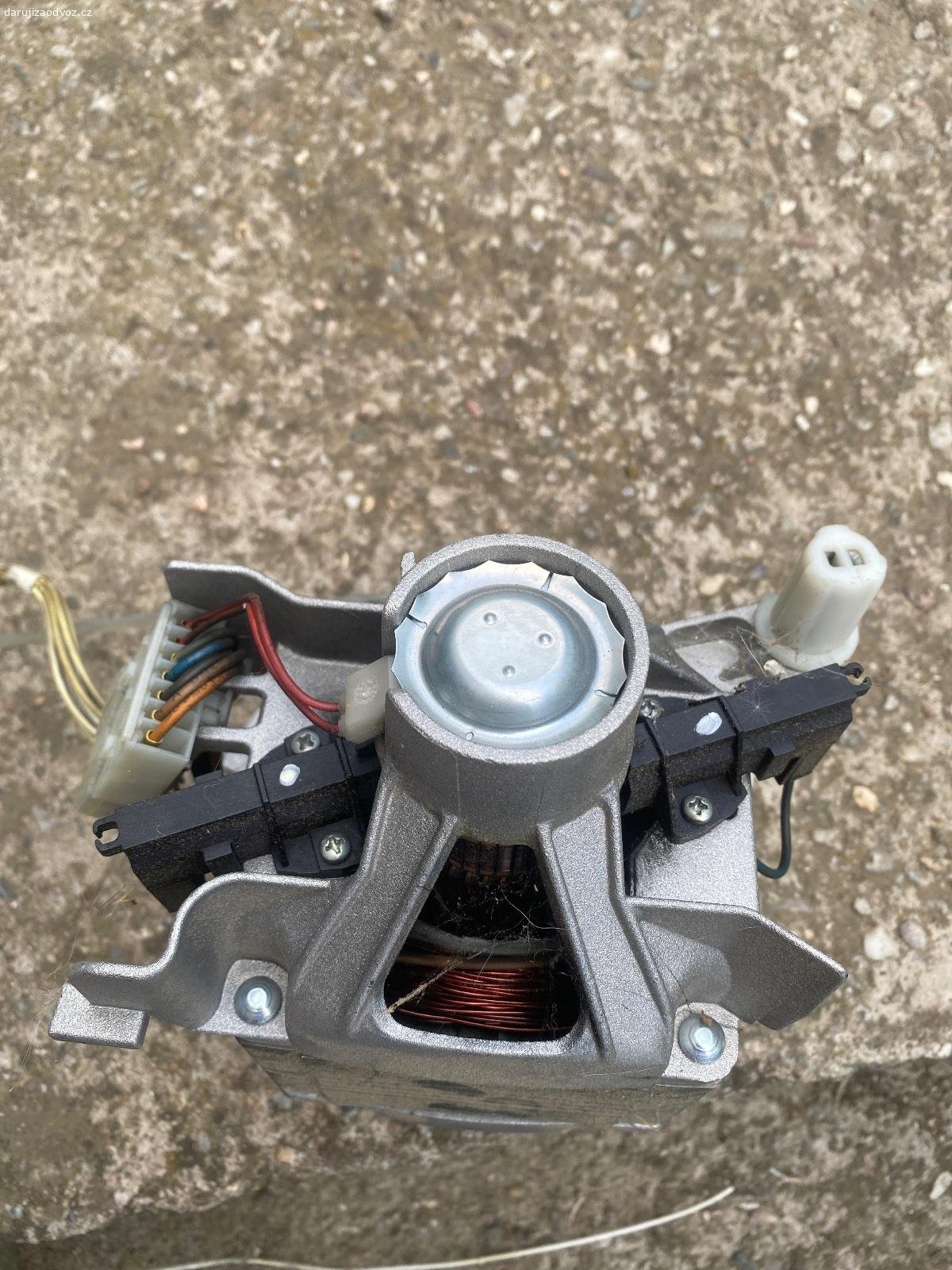 Motor z pračky Whirlpool AWO 9561. Daruji za odvoz, funkční.