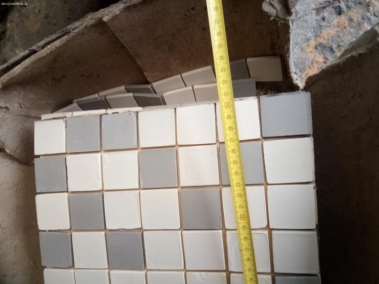 Mozaika. Daruji za odvoz mozaikové dlaždice asi 20 ks, 30 x 30 cm. jsou nalepené na papíře, 5 dlaždic rozsypaných