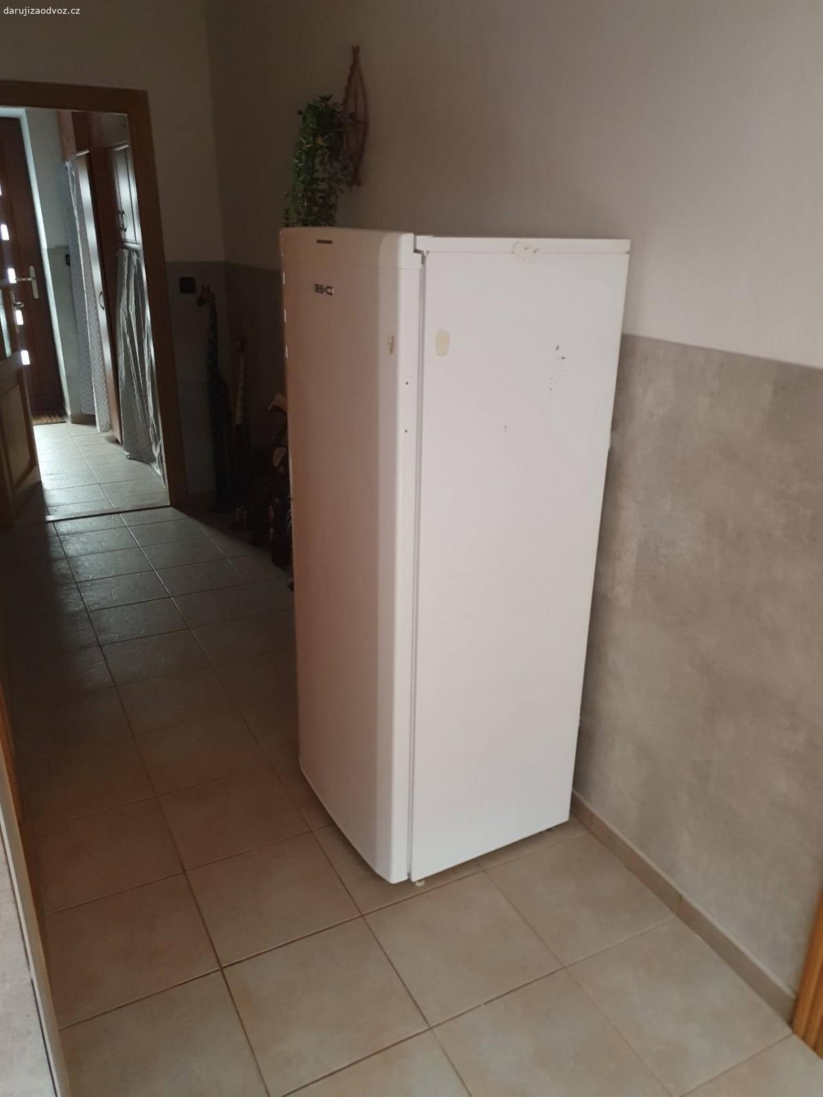 Mrazák Beko 150cm. Funkční mrazák, pouze jsou rozbitá čela šuplíků