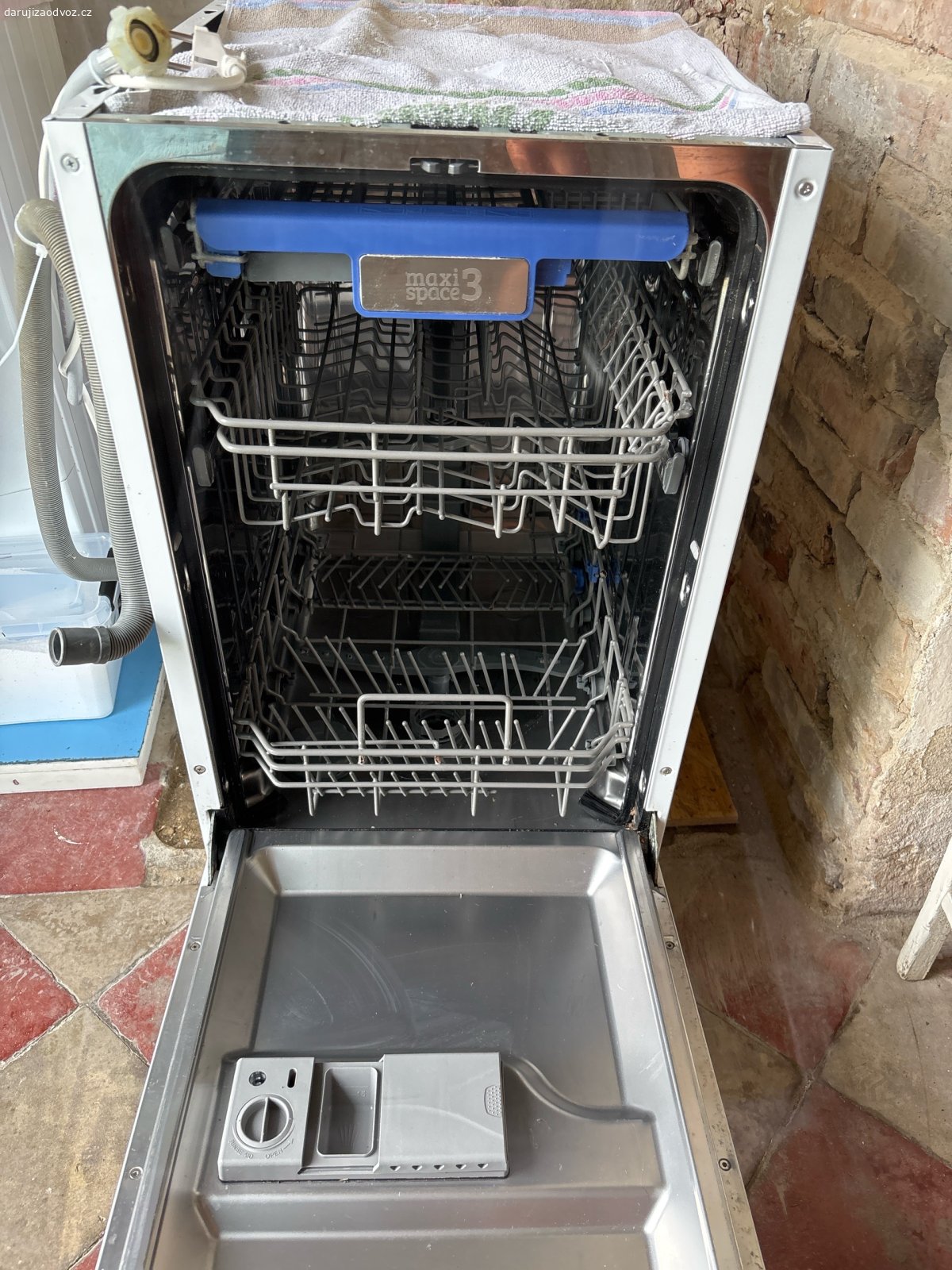 Myčka Amica 45 šířka. daruji za odvoz myčku Amica, 45 šířka.
Praskla hadice, poškozené koše.
Šikovný kutil opraví či použije na náhradní díly.
vlastní odvoz nutný