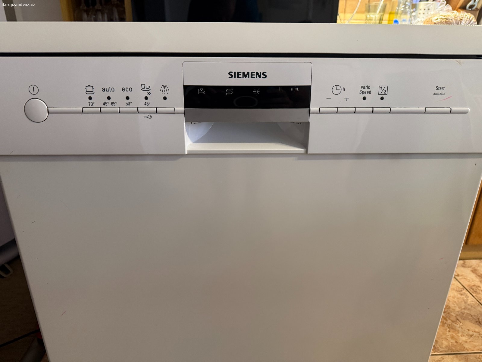 Myčka Siemens (nutná oprava). Daruji myčku, v které nejspíš odešlo oběhové čerpadlo nebo něco, co souvisí s vnitřní cirkulací vody. Vodu vypouští, ale netryská tlakem voda z ramen.

Pouze osobní převzetí v Roudnici nad Labem

Nerezervuji, první odváží.

Ovoce nebo něco na zub pro děti potěší, ale není podmínkou.