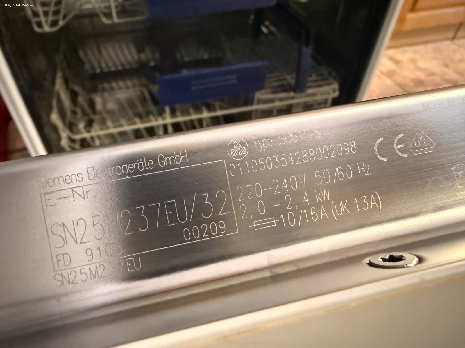 Myčka Siemens (nutná oprava). Daruji myčku, v které nejspíš odešlo oběhové čerpadlo nebo něco, co souvisí s vnitřní cirkulací vody. Vodu vypouští, ale netryská tlakem voda z ramen.

Pouze osobní převzetí v Roudnici nad Labem

Nerezervuji, první odváží.

Ovoce nebo něco na zub pro děti potěší, ale není podmínkou.