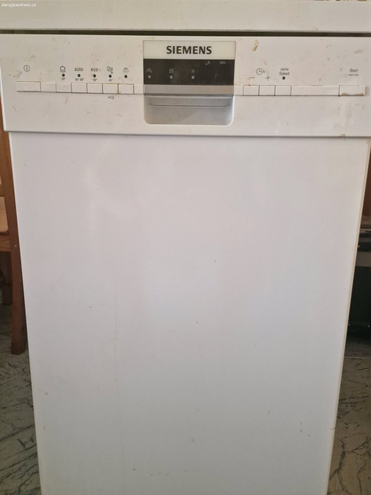 myčka Siemens SR25M233EU. Daruji myčku Siemens SR25M233EU, šířka 45cm, funkční, ale občas hodí chybu. (protéká někde do vany) Stačilo nahnout a fungovala zase měsíc fungovat. už mě to ale nebavilo tak jsem pořídil novou. Někomu na chatu nebo na náhradní díly. Vlastní odnos ze 4 patra bez výtahu a odvoz !!!! Bohužel nepomůžu mám KO kotník. Jinak jde v úterý směr sběrák.