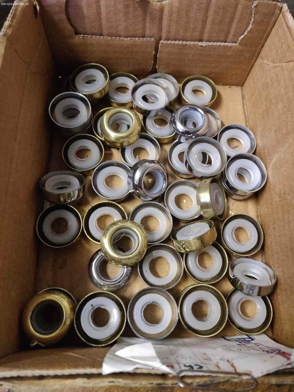 Na tvoření. Neviem presne, čo to je, ale možno niekto využije na tvorenie. Priemer cca 3 cm.