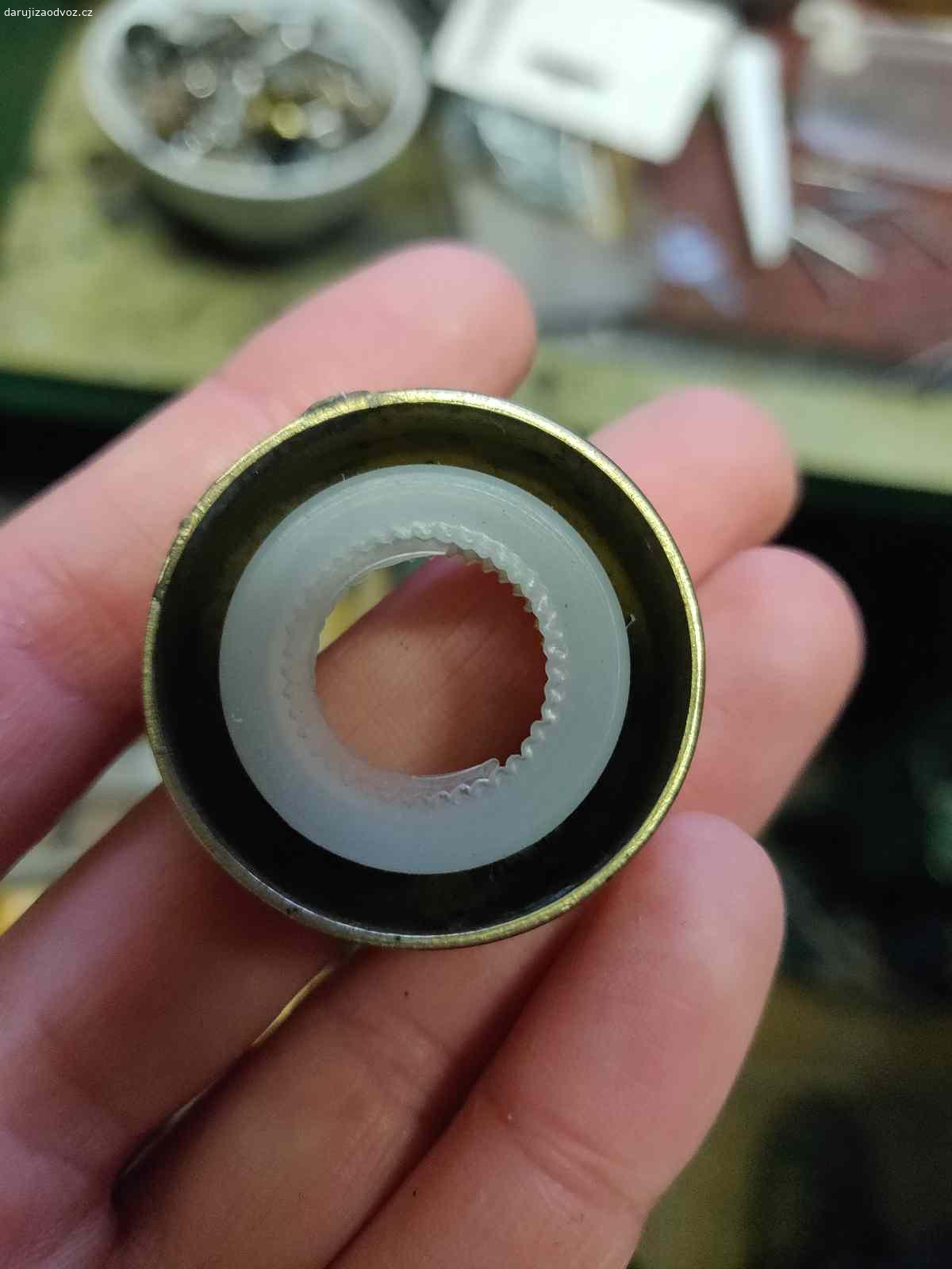 Na tvoření. Neviem presne, čo to je, ale možno niekto využije na tvorenie. Priemer cca 3 cm.