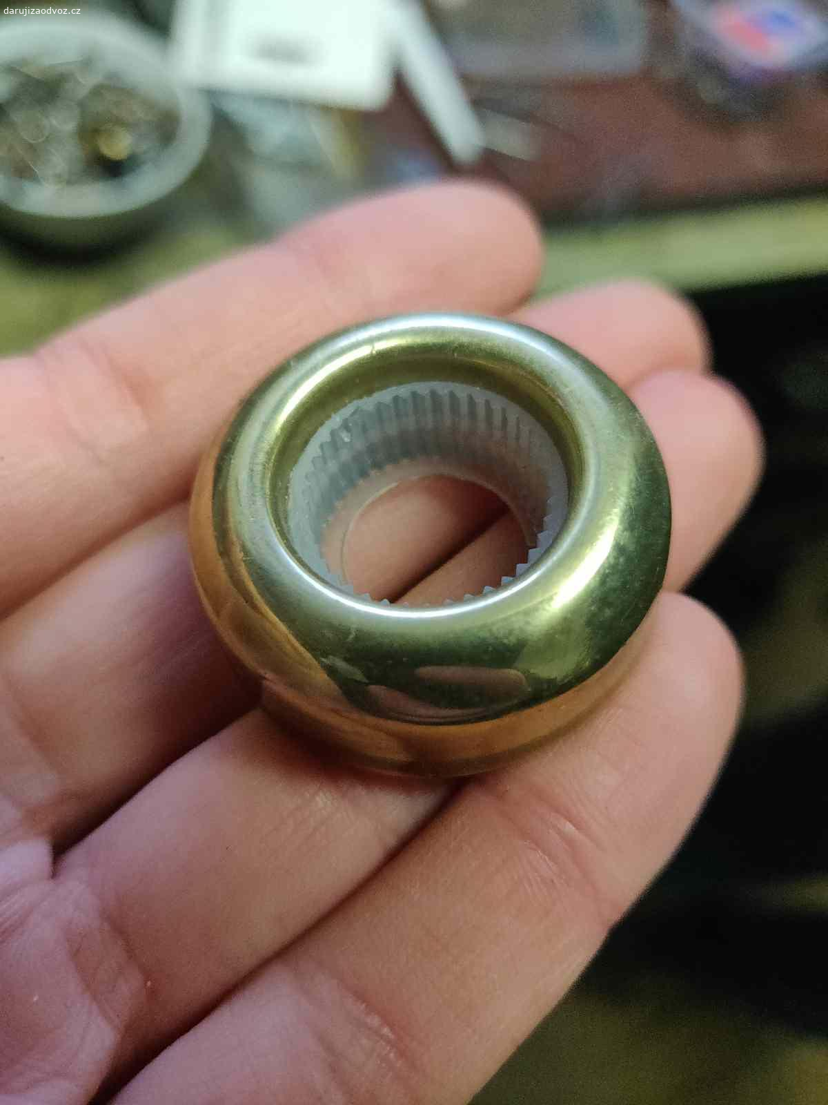 Na tvoření. Neviem presne, čo to je, ale možno niekto využije na tvorenie. Priemer cca 3 cm.