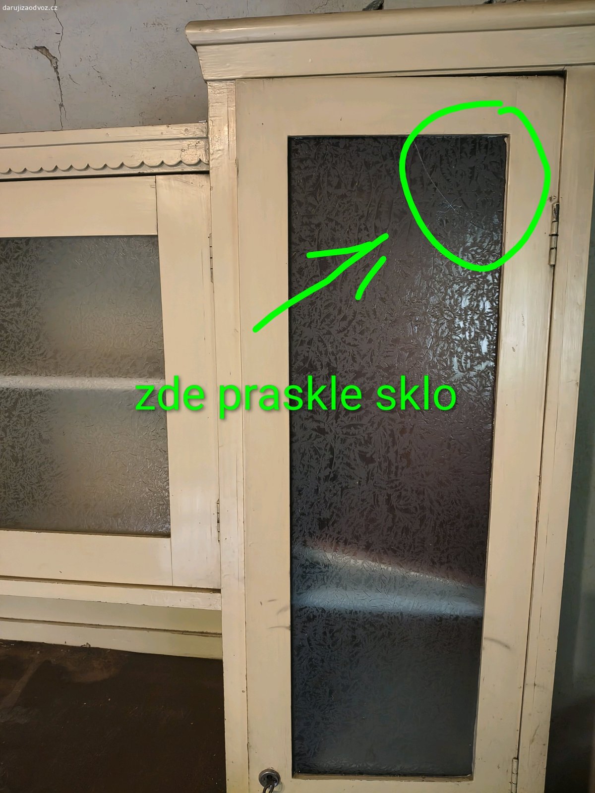 nabizim kredenc. Nabizim za odvoz peknou kredenc, funkcni klíčky, dvere, supliky. Rozmer viz foto.
Mala prasklina na dvirkach, nafoceno. Drzi, je tam jiz dlouho. Pouze osobni vyzvednuti a nalozeni i odvoz. Praha 4 Lhotka.Adresu upresnim.