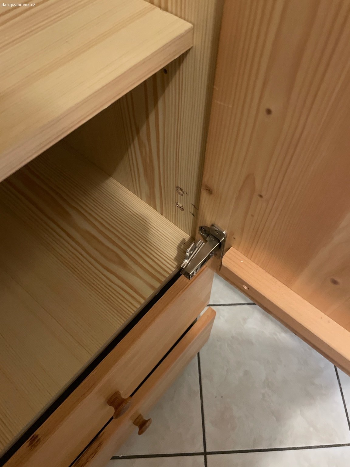 Nabízím prostornou dřevěnou šatní sk. Stav je používaný – na některých místech jsou škrábance a drobné kosmetické vady (viz foto). Případně bude potřeba něco dotáhnout nebo připevnit. Skříň je však stabilní, funkční a může ještě dobře posloužit. 

 Pouze osobni odběr.