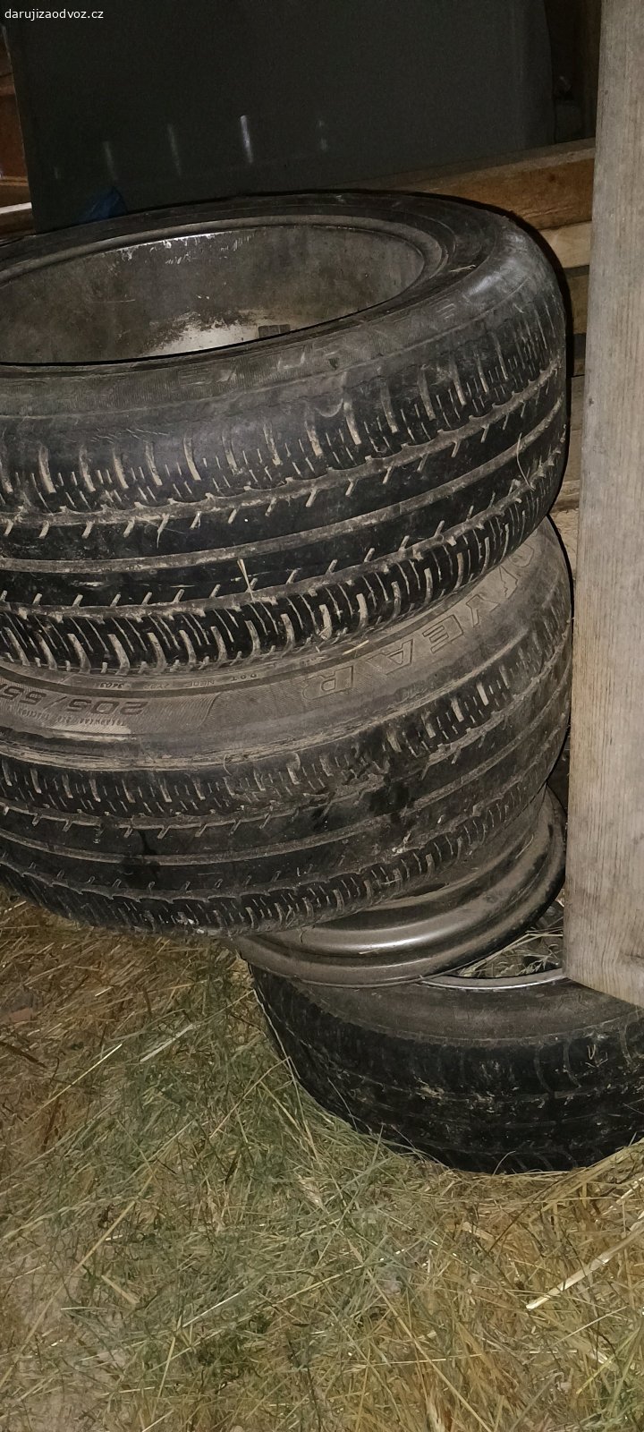 Nabízím za odvoz. Disky a pneu Goodyear 205/55R16
viz foto