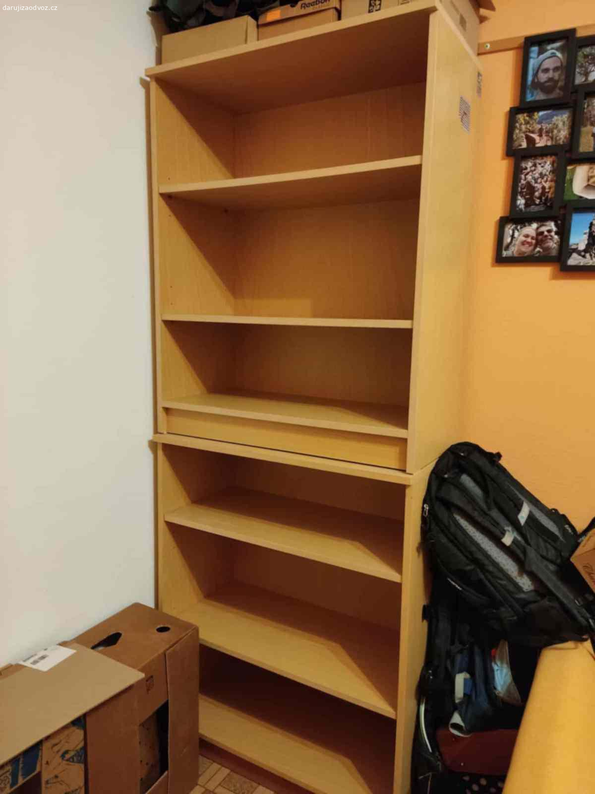 Nábytek do dětského pokoje. Daruji 2 policové skříňky, 2 psací stoly, počítačový stůl, 2 poličky a 2 židle. Možno i jednotlivě.