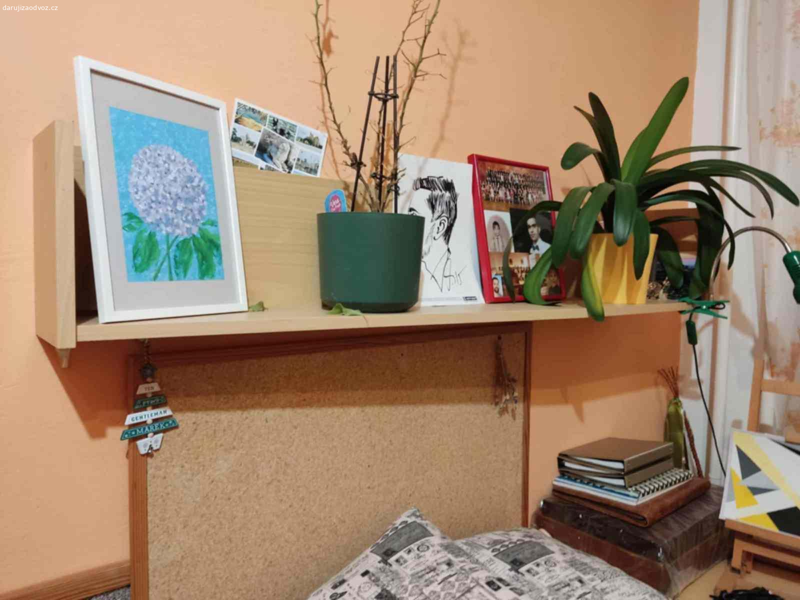 Nábytek do dětského pokoje. Daruji 2 policové skříňky, 2 psací stoly, počítačový stůl, 2 poličky a 2 židle. Možno i jednotlivě.