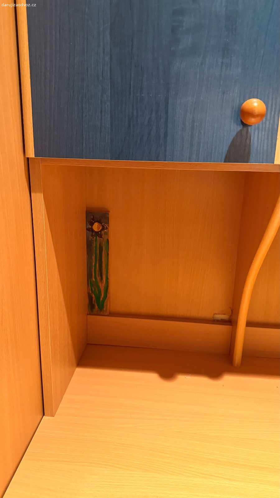 Nábytek do dětského pokoje. Dvě vysoké skříně, komoda, knihovna, stěna s psacím stolem, pc stůl. Nemusíte chtít vše. Na steně s psacím stolem je jedna díra a dekorace ktera mi nejde odlepit. Jinak vše super stav. Případně zašlu rozměry a podrobné foto.