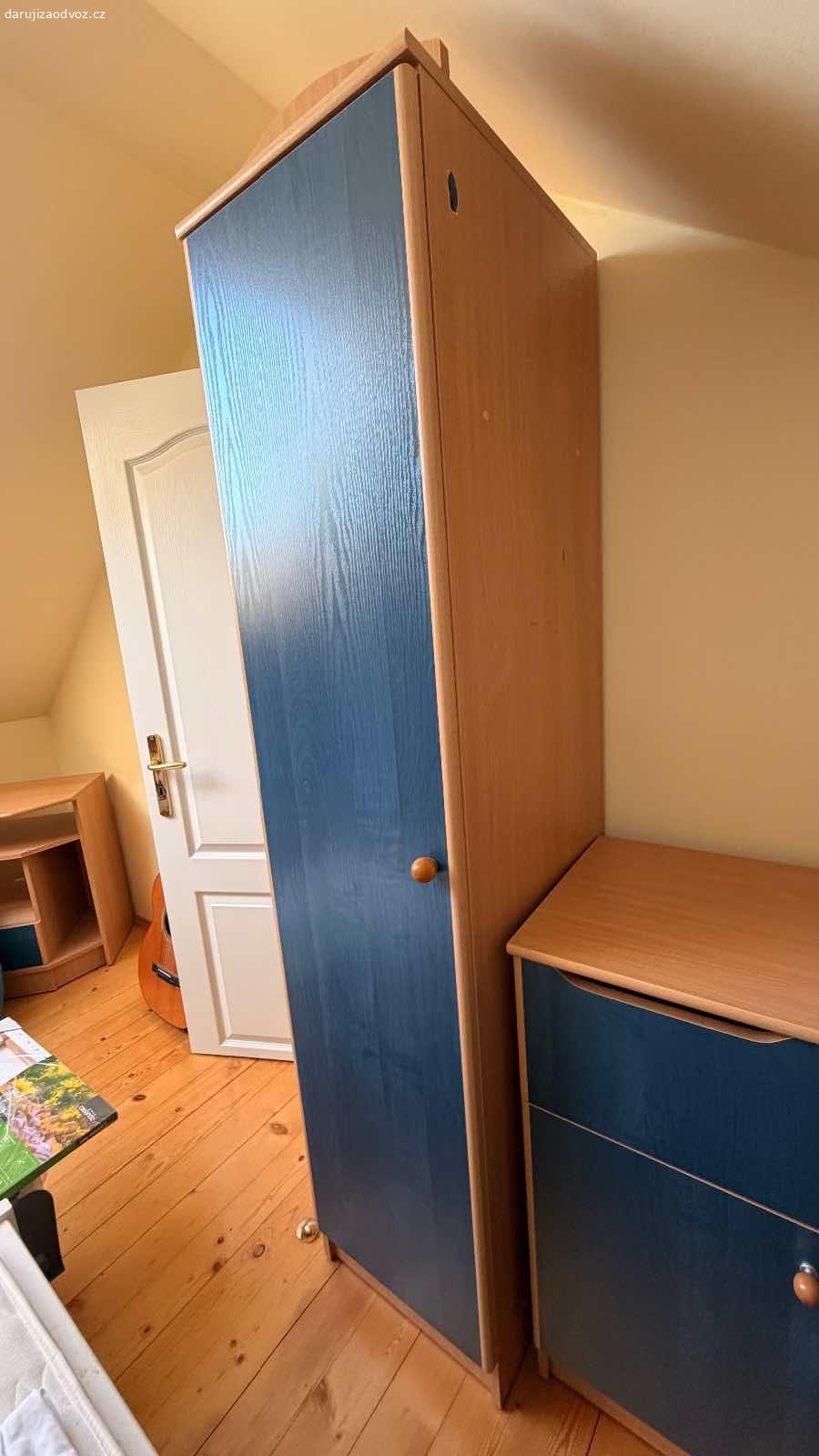 Nábytek do dětského pokoje. Dvě vysoké skříně, komoda, knihovna, stěna s psacím stolem, pc stůl. Nemusíte chtít vše. Na steně s psacím stolem je jedna díra a dekorace ktera mi nejde odlepit. Jinak vše super stav. Případně zašlu rozměry a podrobné foto.