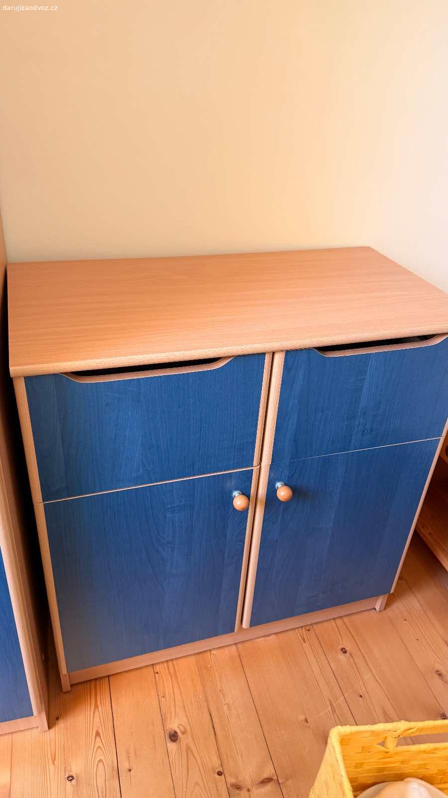 Nábytek do dětského pokoje. Dvě vysoké skříně, komoda, knihovna, stěna s psacím stolem, pc stůl. Nemusíte chtít vše. Na steně s psacím stolem je jedna díra a dekorace ktera mi nejde odlepit. Jinak vše super stav. Případně zašlu rozměry a podrobné foto.