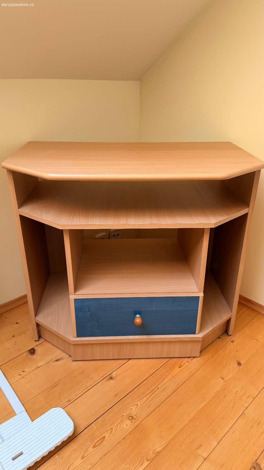 Nábytek do dětského pokoje. Dvě vysoké skříně, komoda, knihovna, stěna s psacím stolem, pc stůl. Nemusíte chtít vše. Na steně s psacím stolem je jedna díra a dekorace ktera mi nejde odlepit. Jinak vše super stav. Případně zašlu rozměry a podrobné foto.