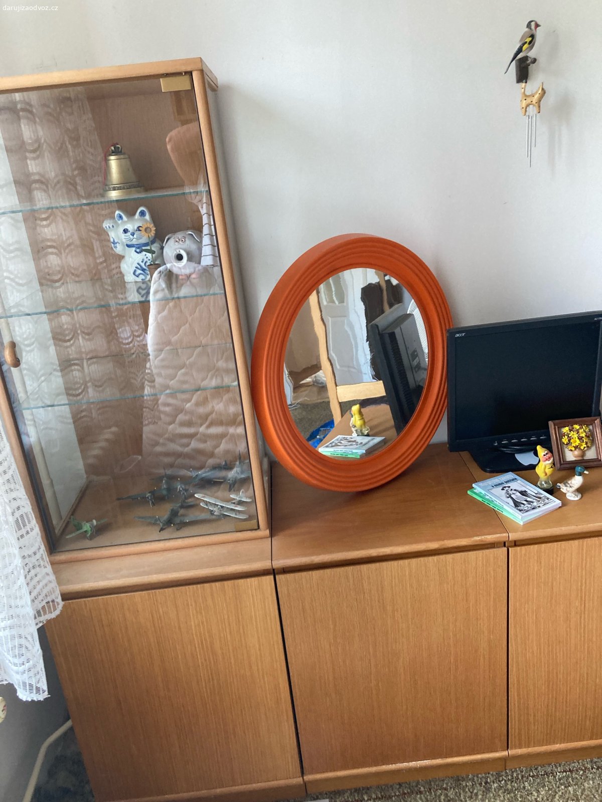 Nábytek do kanceláře. Čtyři skříňky plus jedna prosklená.