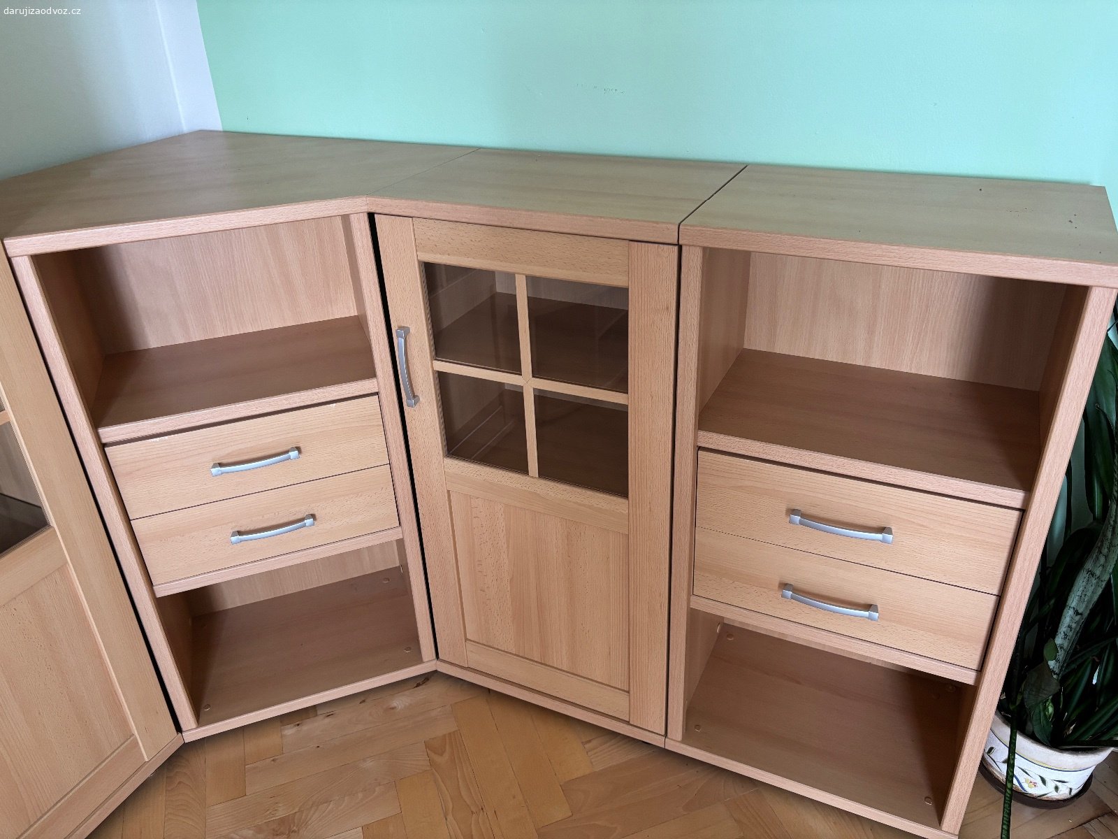 Nábytek do obýváku. Daruji za odvoz nábytek do obýváku, starší, ale v dobrém stavu. Nutný vlastní odvoz a naložení (případně rozebraní), 3. patro s výtahem.