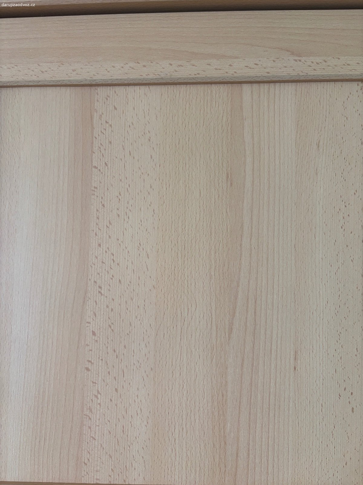 Nábytek do obýváku. Daruji za odvoz nábytek do obýváku, starší, ale v dobrém stavu. Nutný vlastní odvoz a naložení (případně rozebraní), 3. patro s výtahem.
