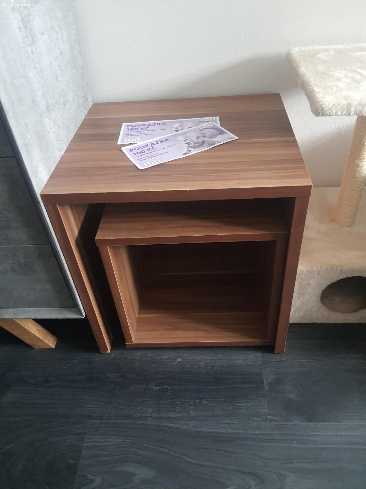 Nábytek do pokoje. set komod se šuplíky i dvířkami, rohová komoda,dále nočni stolky a tv stolek