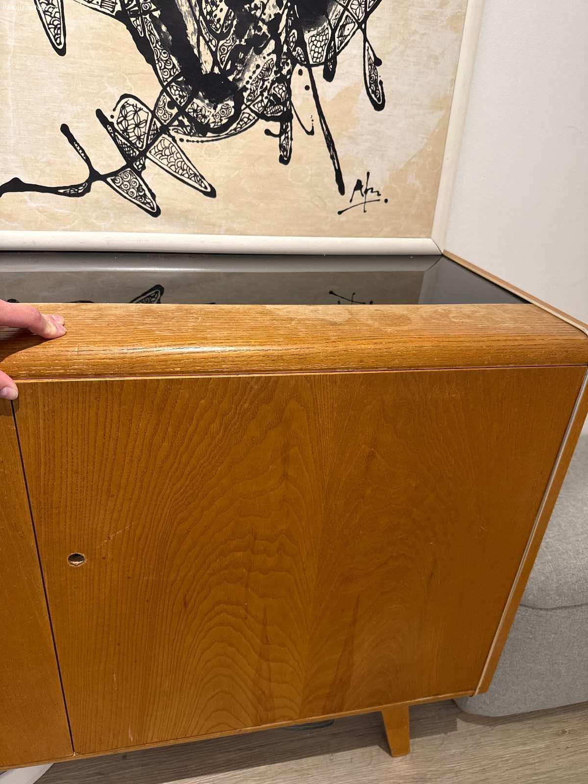 Nábytek Jitona 60. léta. Dobrý den, nabízím za odvoz 3 ks nábytku JITONA ze 60. Let - jde o knihovnu, komodu s černou skleněnou deskou + peřiňák (není na fotce). Odvoz komplet. Ocením drobnost pro děti.