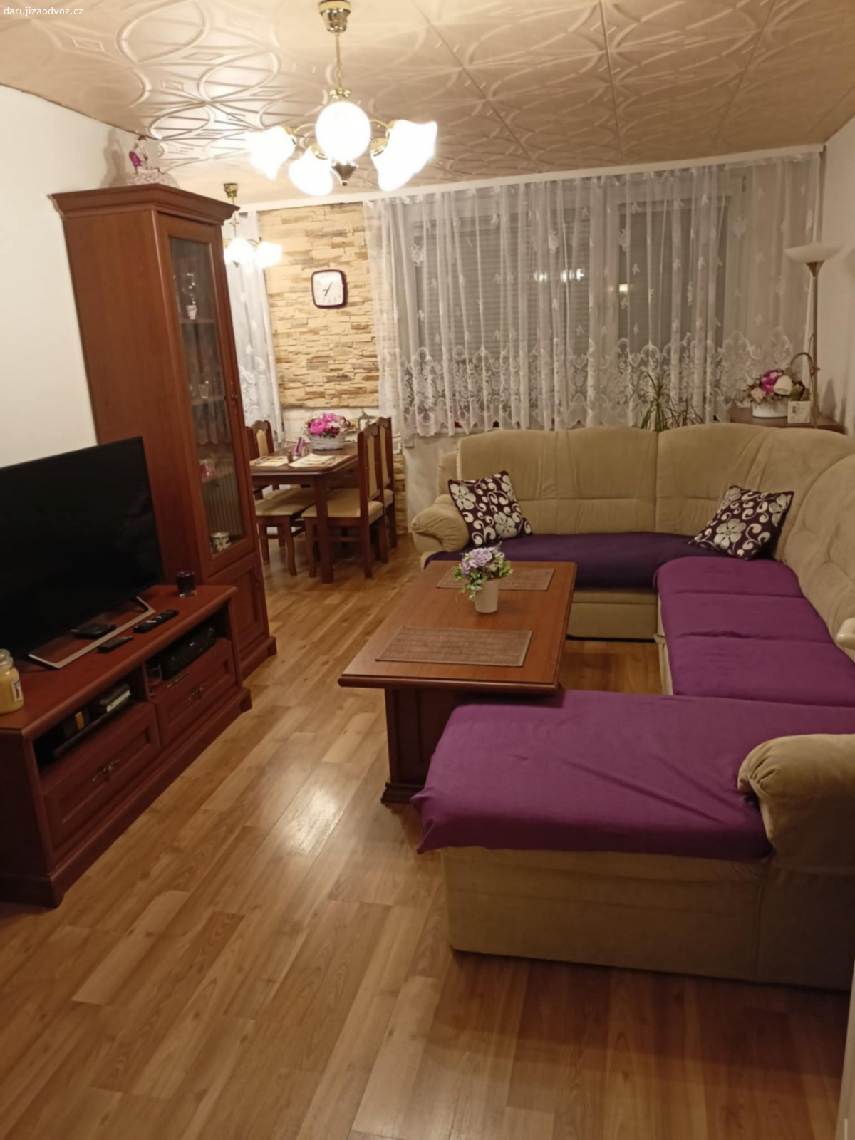 Nábytek skleníky komody stolek. Daruji nábytek - 2 x komoda (101x90,5x44,5), 3 x skleník (v204,5xh43), konferenční stolek (130x51,5x65), televizní stolek (130x54x54,5), komoda vysoká (60x118,5x35). Stáří cca 7 let - původní cena 35.000,- Osobní odběr Neratovice. POUZE KOMPLET.