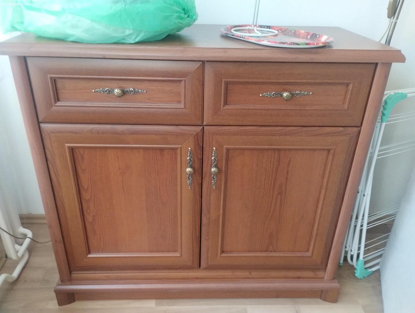 Nábytek skleníky komody stolek. Daruji nábytek - 2 x komoda (101x90,5x44,5), 3 x skleník (v204,5xh43), konferenční stolek (130x51,5x65), televizní stolek (130x54x54,5), komoda vysoká (60x118,5x35). Stáří cca 7 let - původní cena 35.000,- Osobní odběr Neratovice. POUZE KOMPLET.