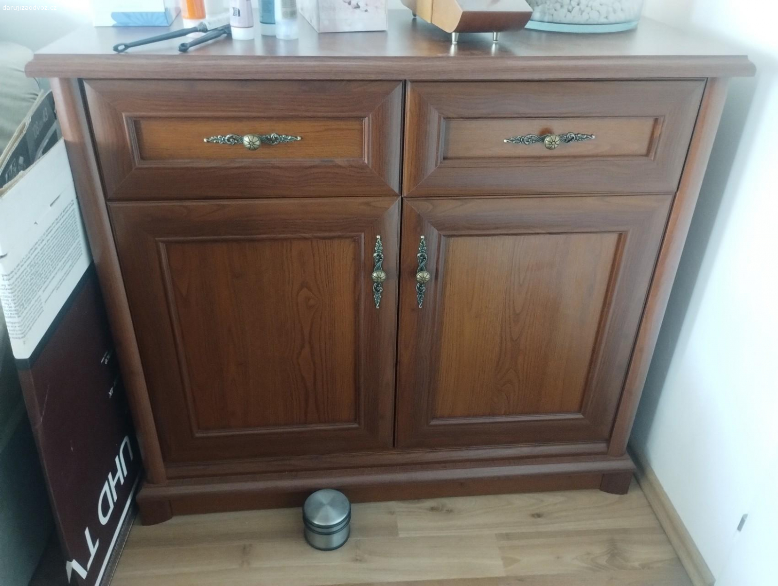 Nábytek skleníky komody stolek. Daruji nábytek - 2 x komoda (101x90,5x44,5), 3 x skleník (v204,5xh43), konferenční stolek (130x51,5x65), televizní stolek (130x54x54,5), komoda vysoká (60x118,5x35). Stáří cca 7 let - původní cena 35.000,- Osobní odběr Neratovice. POUZE KOMPLET.