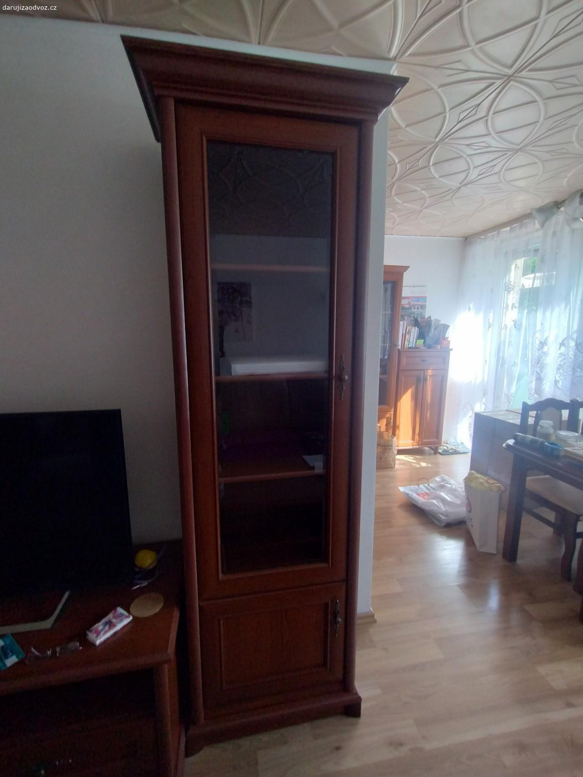 Nábytek skleníky komody stolek. Daruji nábytek - 2 x komoda (101x90,5x44,5), 3 x skleník (v204,5xh43), konferenční stolek (130x51,5x65), televizní stolek (130x54x54,5), komoda vysoká (60x118,5x35). Stáří cca 7 let - původní cena 35.000,- Osobní odběr Neratovice. POUZE KOMPLET.