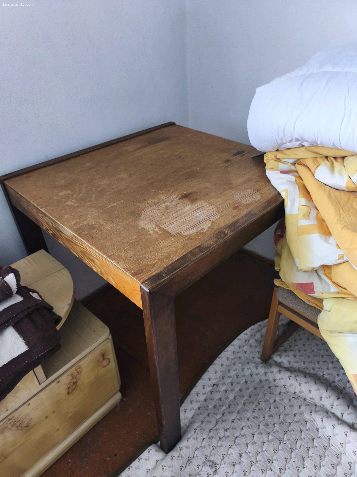 Nábytek za odvoz. nabízíme za odvoz starší nábytek - kuch. Polička, stůl, židle polstrované (je jich více), psací stůl se šuplíky, 3x válenda, skříň (na ramínka)