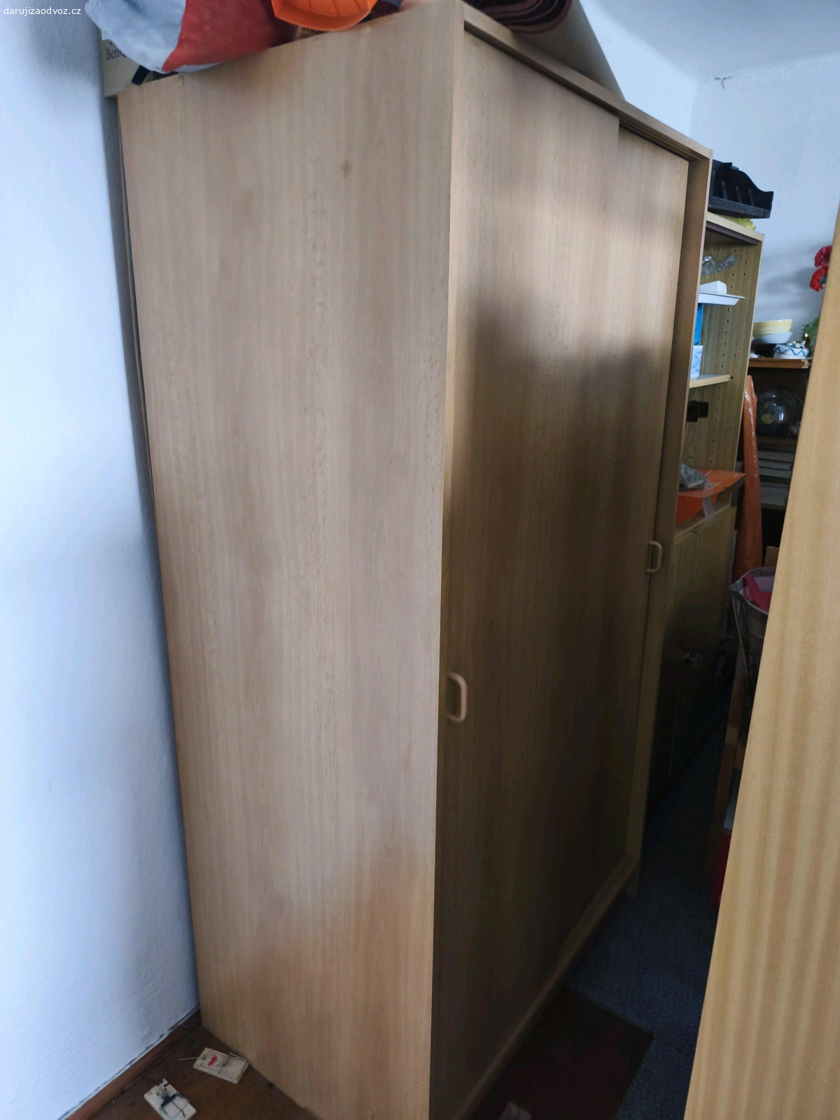 Nábytek za odvoz. nabízíme za odvoz starší nábytek - kuch. Polička, stůl, židle polstrované (je jich více), psací stůl se šuplíky, 3x válenda, skříň (na ramínka)