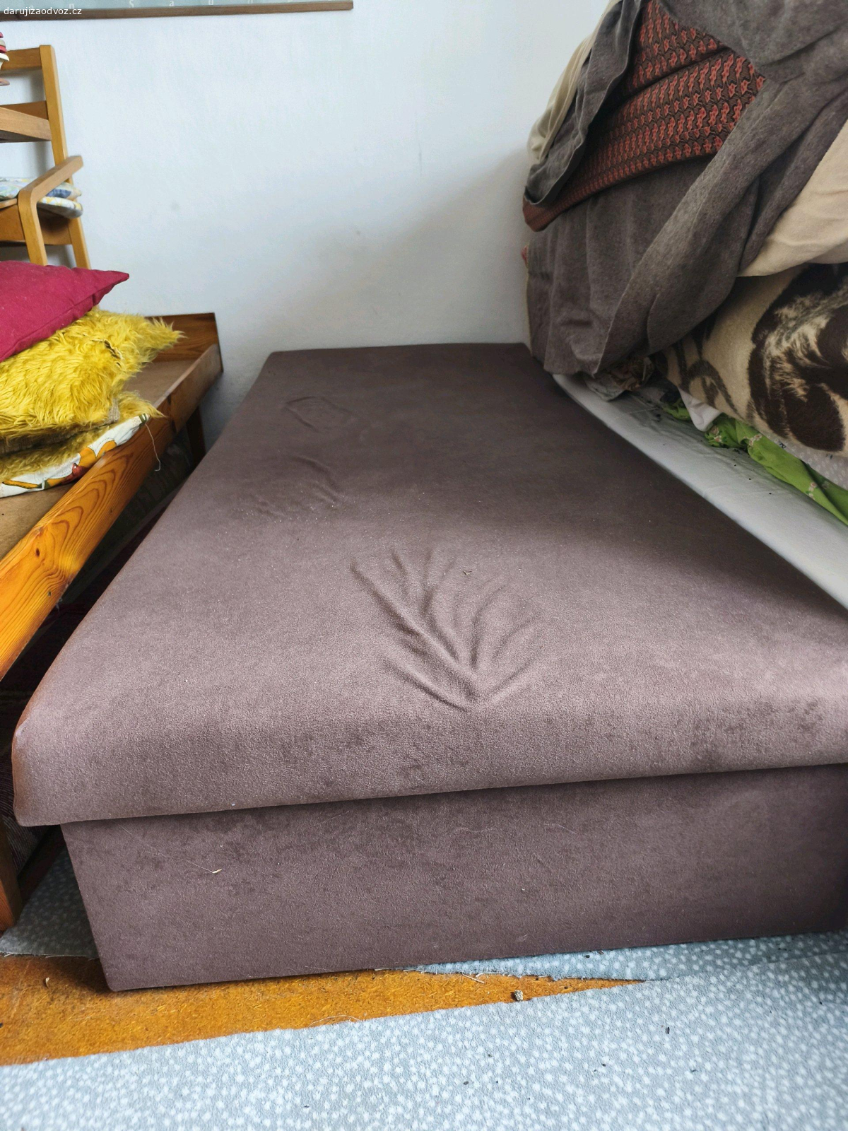 Nábytek za odvoz. nabízíme za odvoz starší nábytek - kuch. Polička, stůl, židle polstrované (je jich více), psací stůl se šuplíky, 3x válenda, skříň (na ramínka)