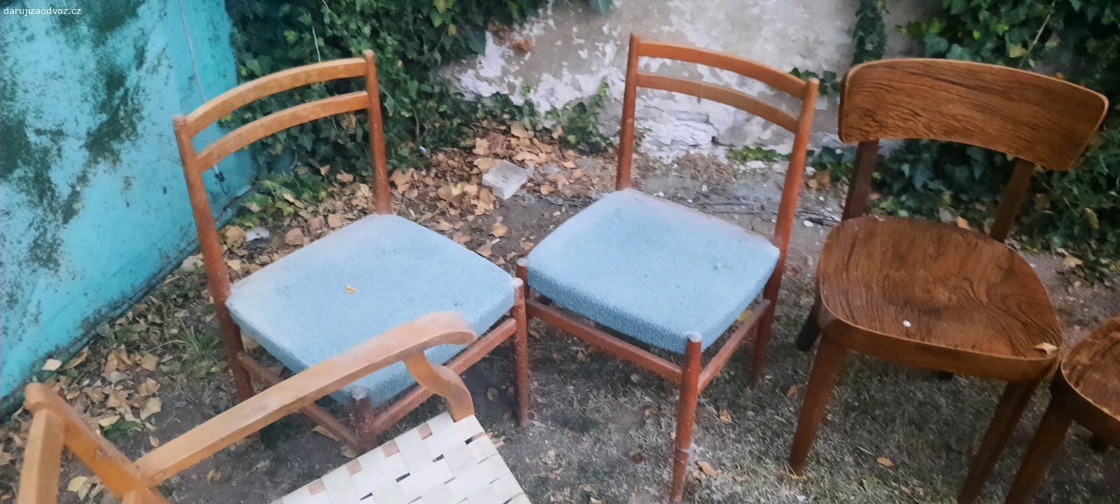 Nábytek za odvoz. Daruji tento hodně použitý nábytek -  svůj účel  sezení stále splňuje. 2× křeslo , 1× houpací křeslo, 8x židle, 1xstolek , 1x podnožka /stolička
( požaduji odvoz pouze v celku 13.ks.)
Děkuji Jana