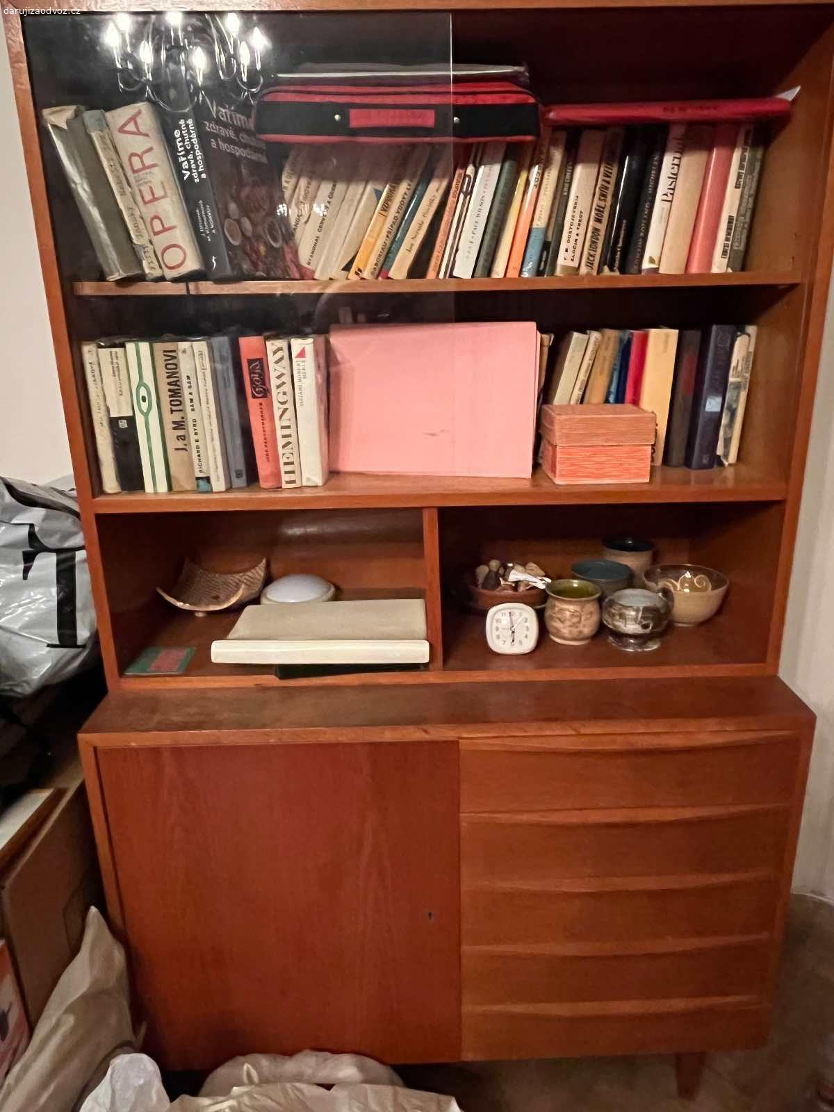 Nabytek. Horní část. Knihovna. Dole skříňky a šuplata. Staří  cca 60 let. Mírně poškozeno .  3 díly