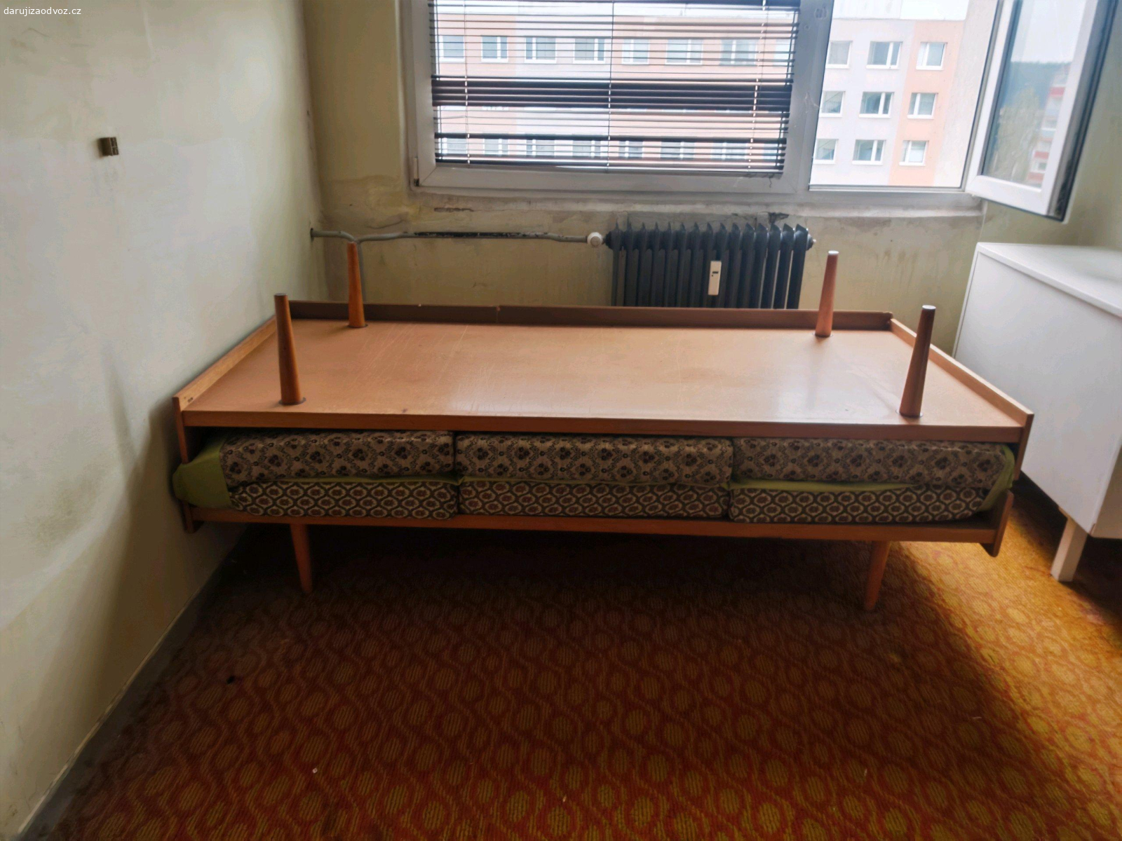 nábytek. daruji peřiñák,nočni stolek,psací stůl (dřevo),2válendy s matracemi,sedací soupravu rozkládací+ 2 křesla,světlá,2 ks koberců,vestavěnou skříň,kuchyñskou linku k rozebrání 120 cm Kladno Kročehlavy,nejraději vše najednou.