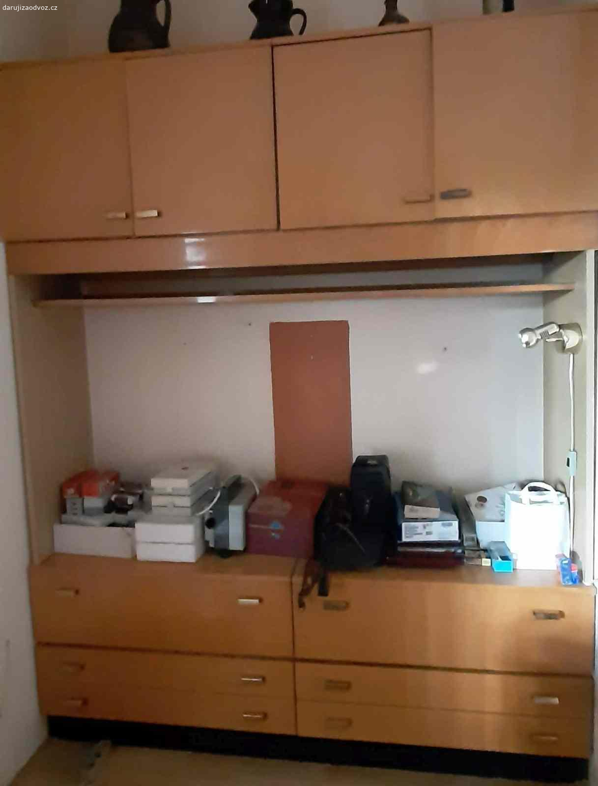 Nábytková stěna. Rozměr každého modulu: Šířka 90 cm, výška 54 cm, hloubka 40 cm. Přednost má kompletní odběr. Vše je v dobrém stavu.