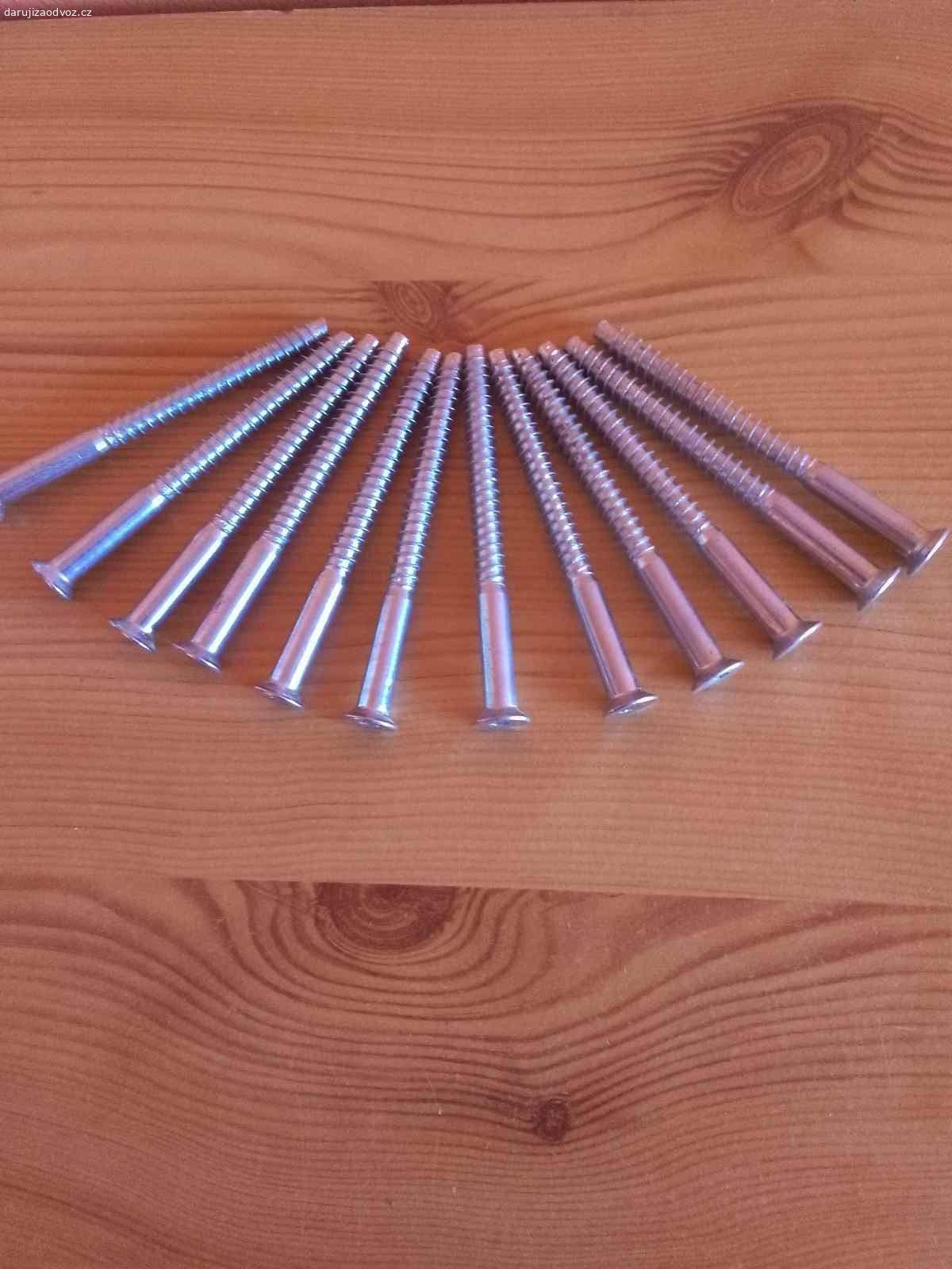 NÁBYTKOVÉ ŠROUBY. Daruji 12 nábytkových šroubů. Délka celého šroubu 8,5 cm, délka vrutu 5,5 cm. Předání na Praze 13, poblíž metra B stanice Luka.