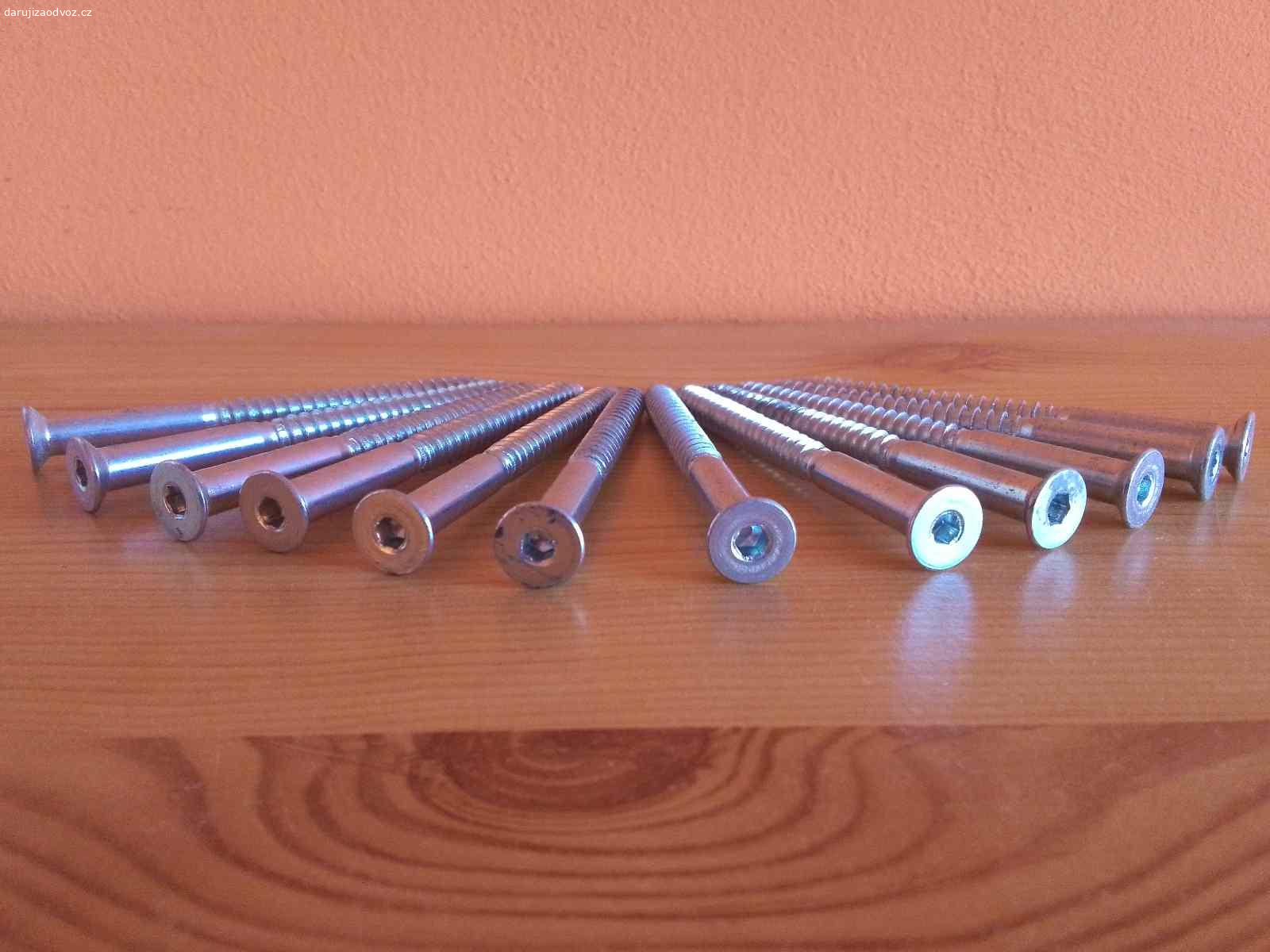 NEPOUŽITÉ NÁBYTKOVÉ ŠROUBY. Daruji 12 nábytkových šroubů. Délka celého šroubu 8,5 cm, délka vrutu 5,5 cm. Předání na Praze 13, poblíž metra B stanice Luka.