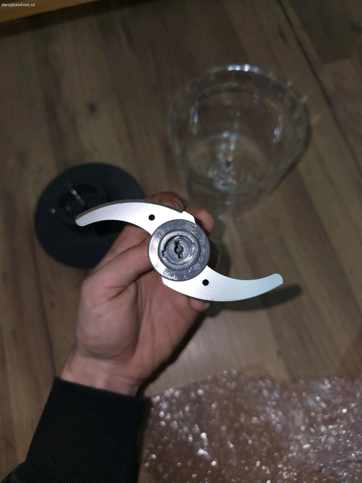 Nádoba k tyčovému mixéru. Daruji nádobu k mixéru nepoužitá úplně nová. Objednala jsem špatný model a tento mi teď leží doma.
Milka čokoláda potěší ale není podmínkou.