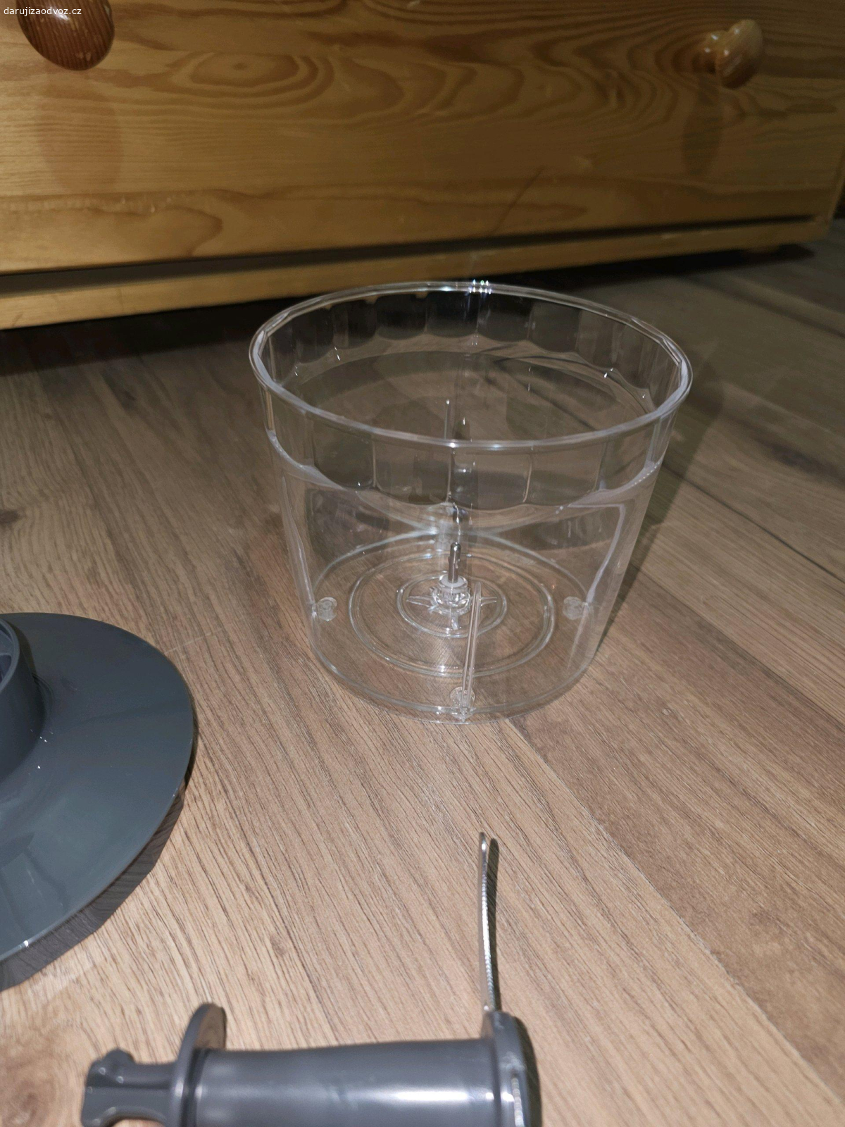 Nádoba k tyčovému mixéru. Daruji nádobu k mixéru nepoužitá úplně nová. Objednala jsem špatný model a tento mi teď leží doma.
Milka čokoláda potěší ale není podmínkou.