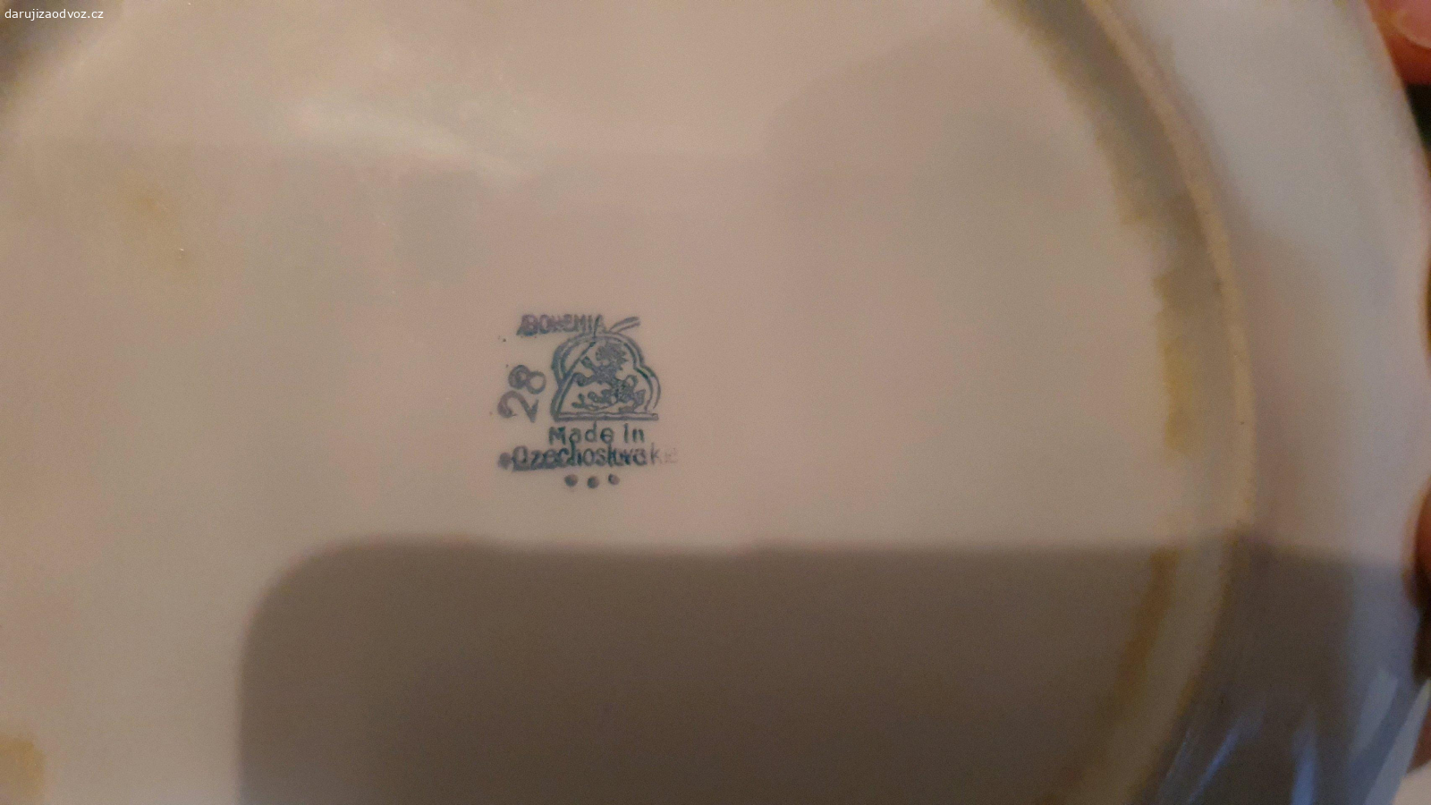 Porcelán Bohemia. daruji nádobí české značky Bohemia. Jedná se o 2 hluboké misky, 2 hrnky a 1 tác. Vše krásně zdobený porcelán do vašeho domova nebo na chaloupku.