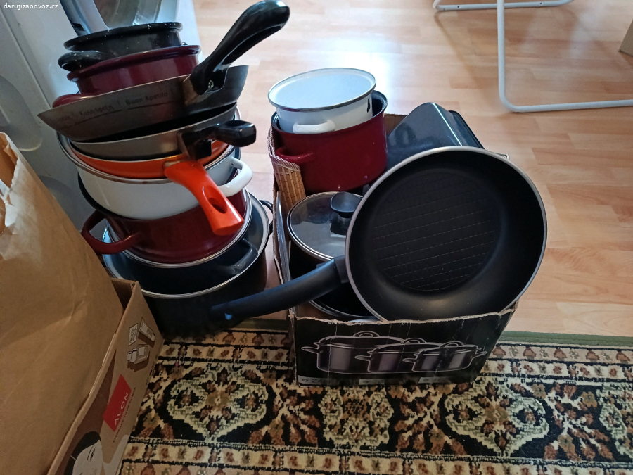 nádobí plus set talířů.