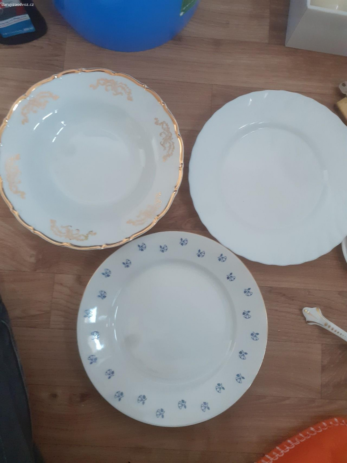 Nádobí. Daruji různé nádobí, příbory, hrnec, hrnky, talíře, sklo