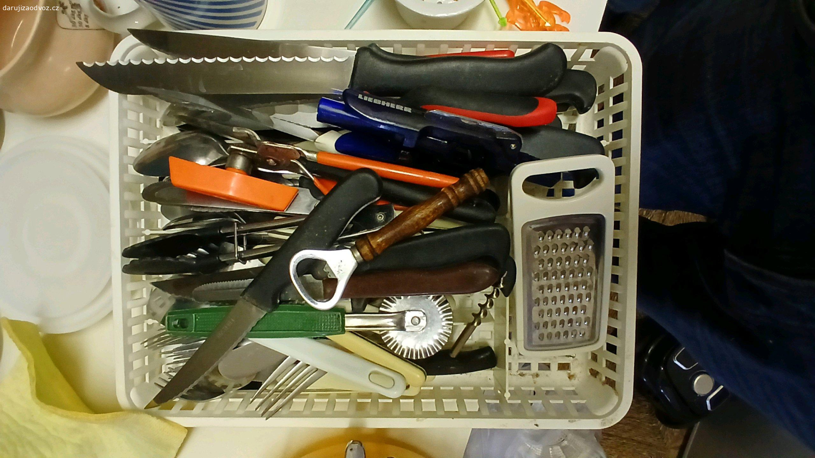 nádobí. hrnky, talíře, nádobí, hrnce smaltované. různé typy, vesměs zachovalé.