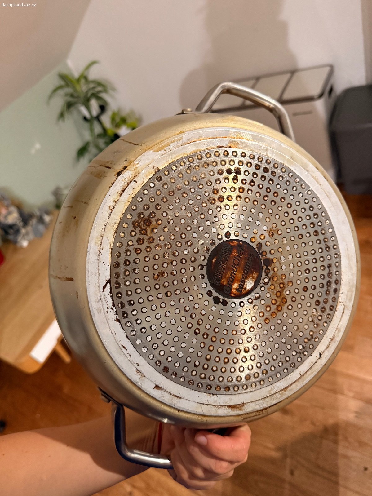 Nádobí. Daruji za odvoz pánev Tefal v dobrém stavu a hrnec na vaření.  Třeba někomu ještě poslouží :-)