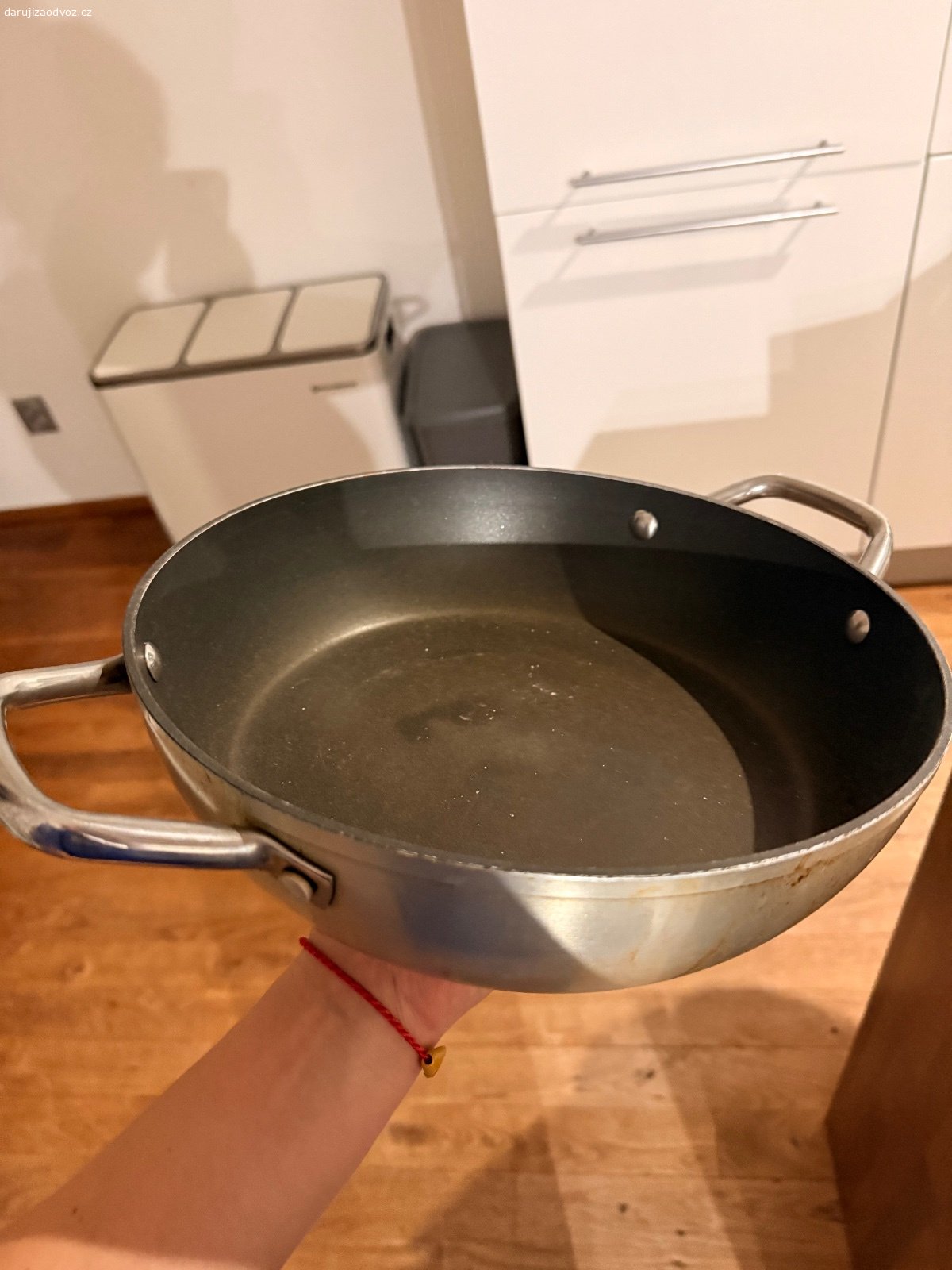 Nádobí. Daruji za odvoz pánev Tefal v dobrém stavu a hrnec na vaření.  Třeba někomu ještě poslouží :-)