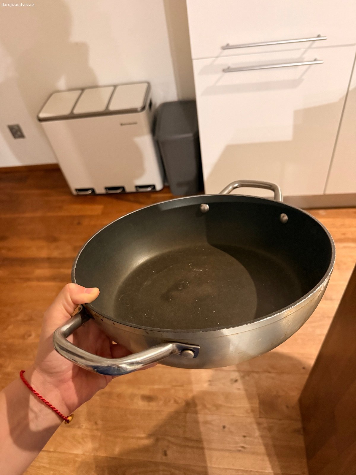 Nádobí. Daruji za odvoz pánev Tefal v dobrém stavu a hrnec na vaření.  Třeba někomu ještě poslouží :-)